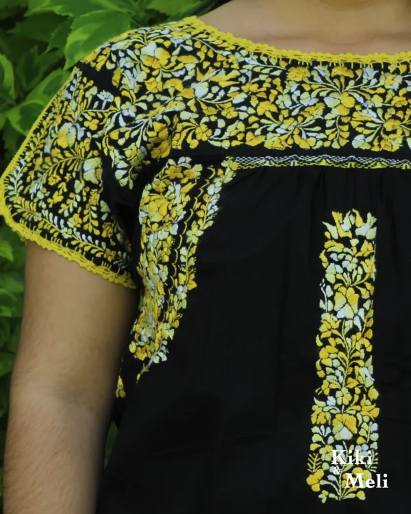Blusa bordada San Antonino negra con bordado amarillo