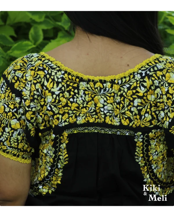 Blusa bordada San Antonino negra con bordado amarillo