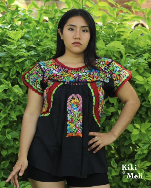 Blusa bordada San Antonino negra con bordado multicolor