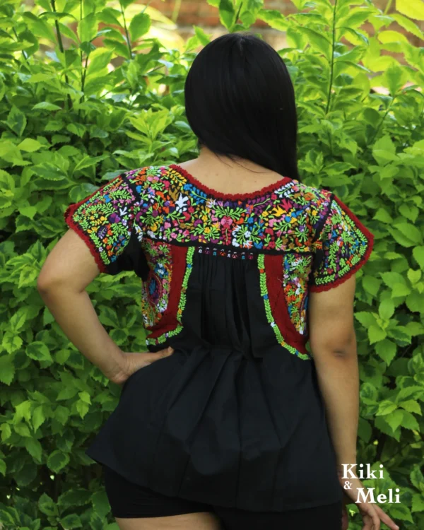 Blusa bordada San Antonino negra con bordado multicolor