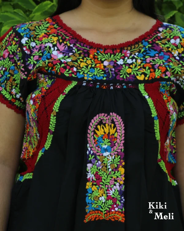 Blusa bordada San Antonino negra con bordado multicolor