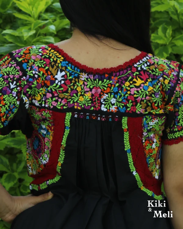 Blusa bordada San Antonino negra con bordado multicolor