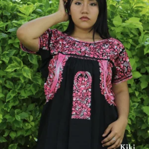 Blusa bordada San Antonino negra con bordado rosa matizado