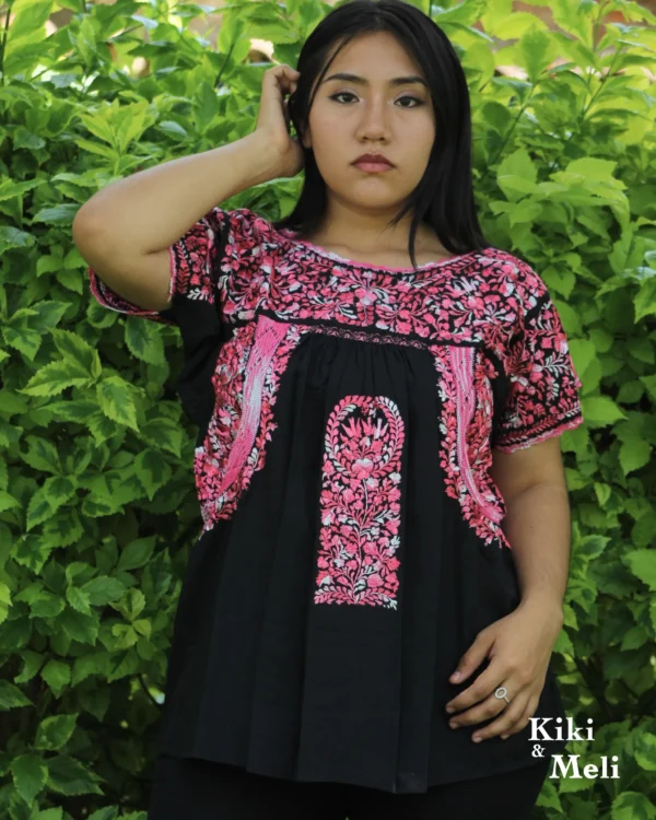 Blusa bordada San Antonino negra con bordado rosa matizado