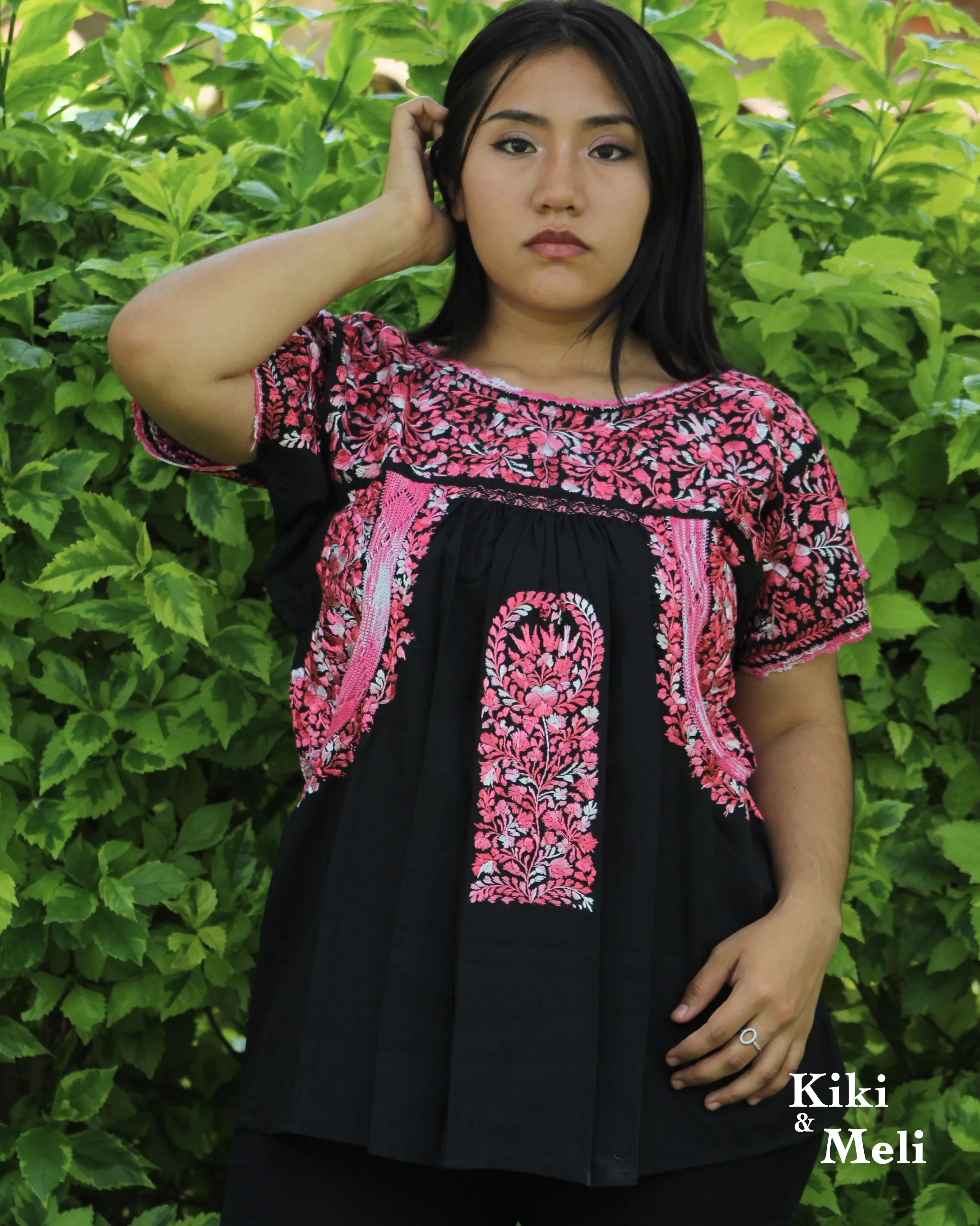 Blusa bordada San Antonino negra con bordado rosa matizado