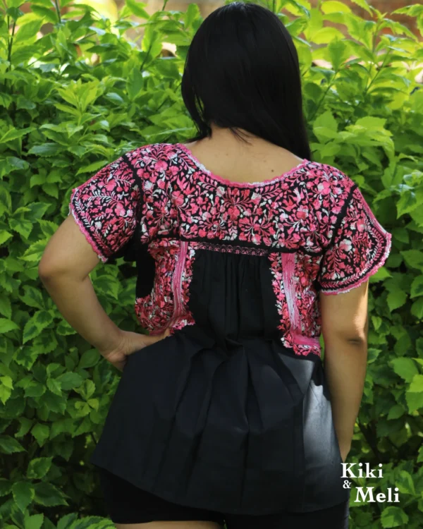 Blusa bordada San Antonino negra con bordado rosa matizado