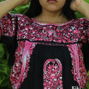 Blusa bordada San Antonino negra con bordado rosa matizado