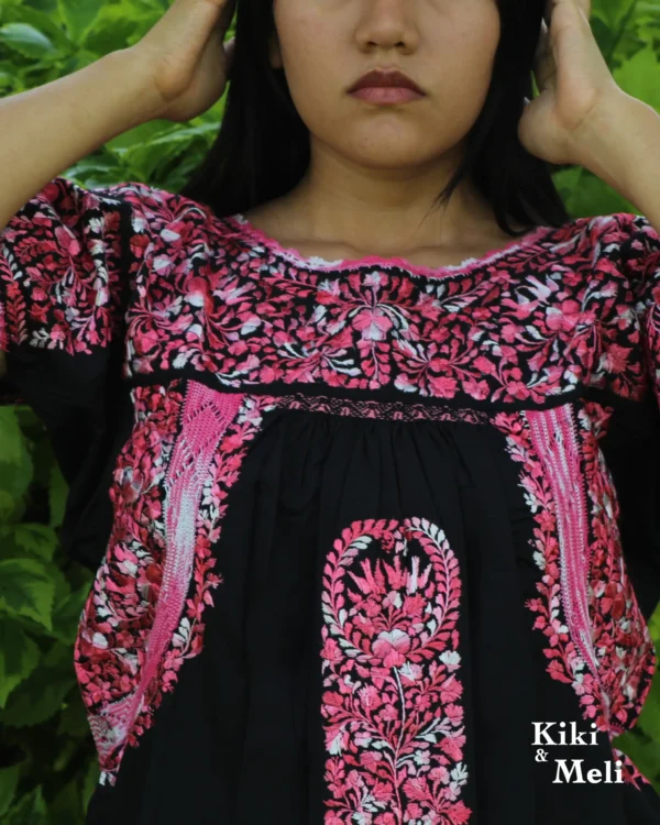 Blusa bordada San Antonino negra con bordado rosa matizado