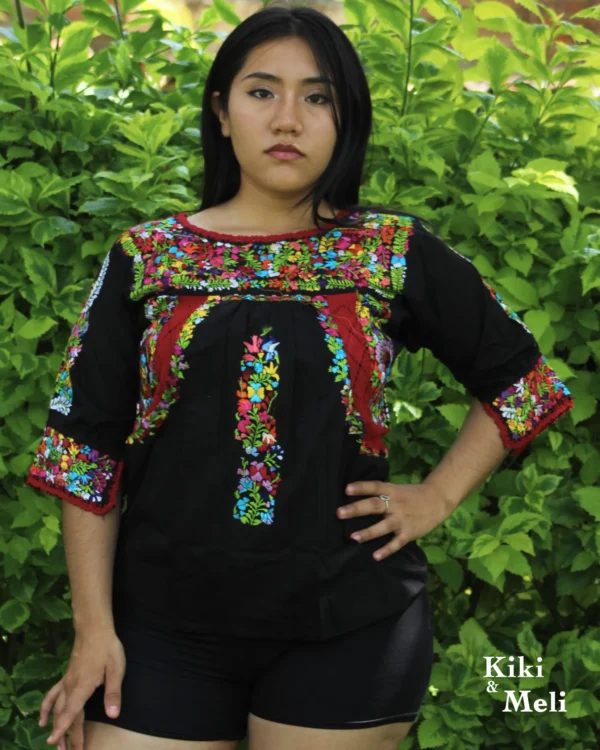 Blusa bordada San Antonino negra con bordado multicolor