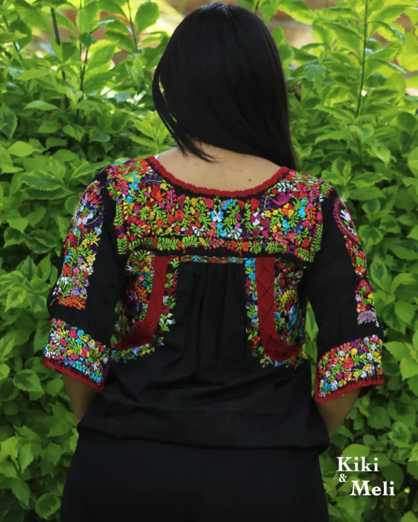 Blusa bordada San Antonino negra con bordado multicolor