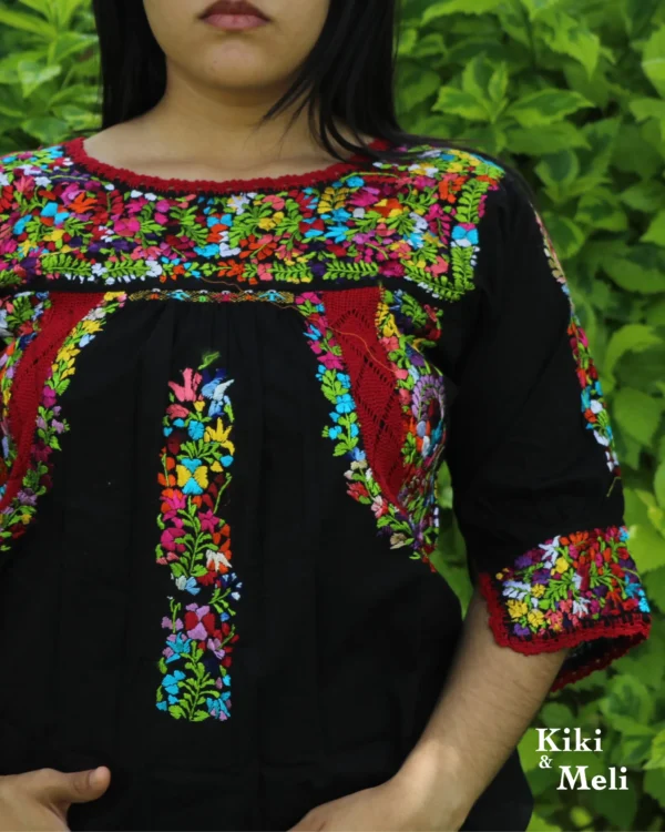 Blusa bordada San Antonino negra con bordado multicolor