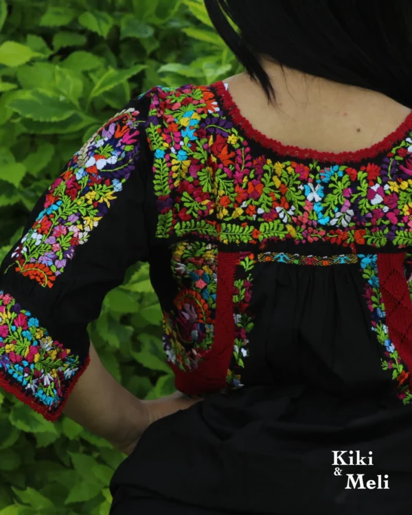 Blusa bordada San Antonino negra con bordado multicolor