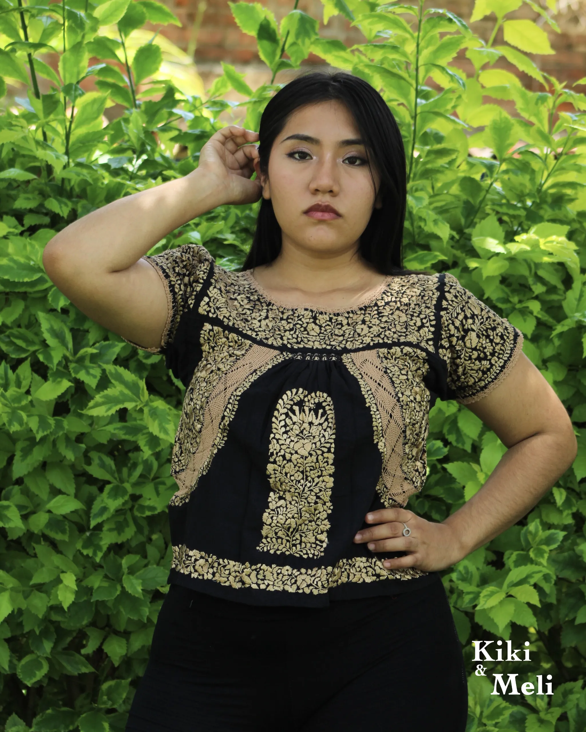 Blusa bordada San Antonino negra con bordado dorado