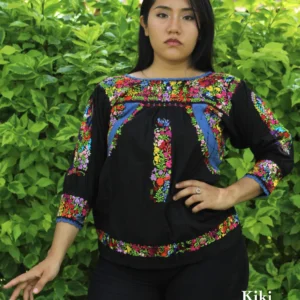 Blusa San Antonino manga 3/4, tela negra con bordado multicolor