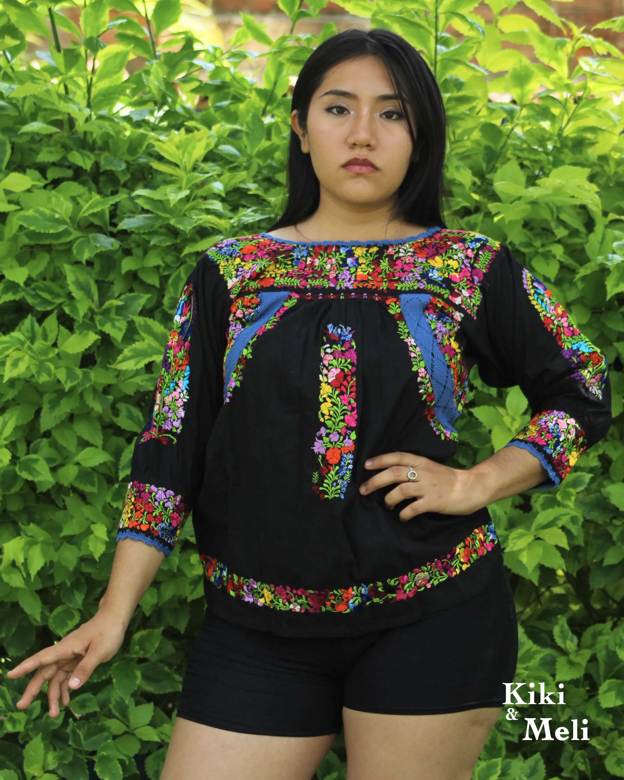 Blusa San Antonino manga 3/4, tela negra con bordado multicolor