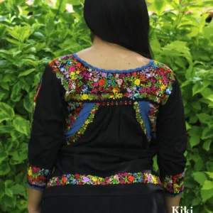 Blusa San Antonino manga 3/4, tela negra con bordado multicolor