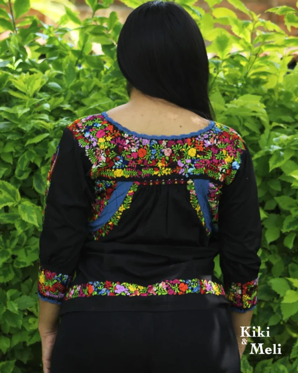 Blusa San Antonino manga 3/4, tela negra con bordado multicolor