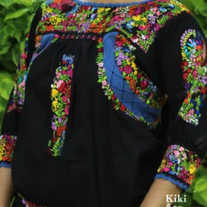 Blusa San Antonino manga 3/4, tela negra con bordado multicolor