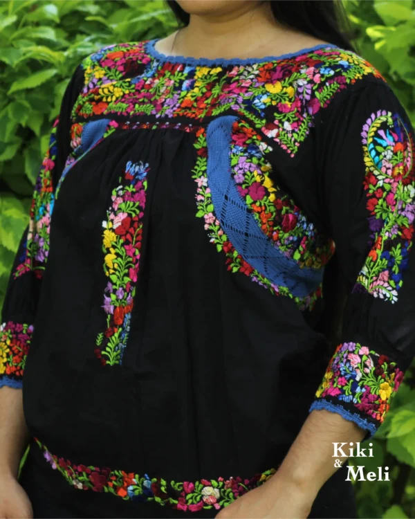 Blusa San Antonino manga 3/4, tela negra con bordado multicolor