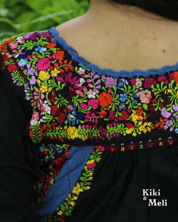 Blusa San Antonino manga 3/4, tela negra con bordado multicolor