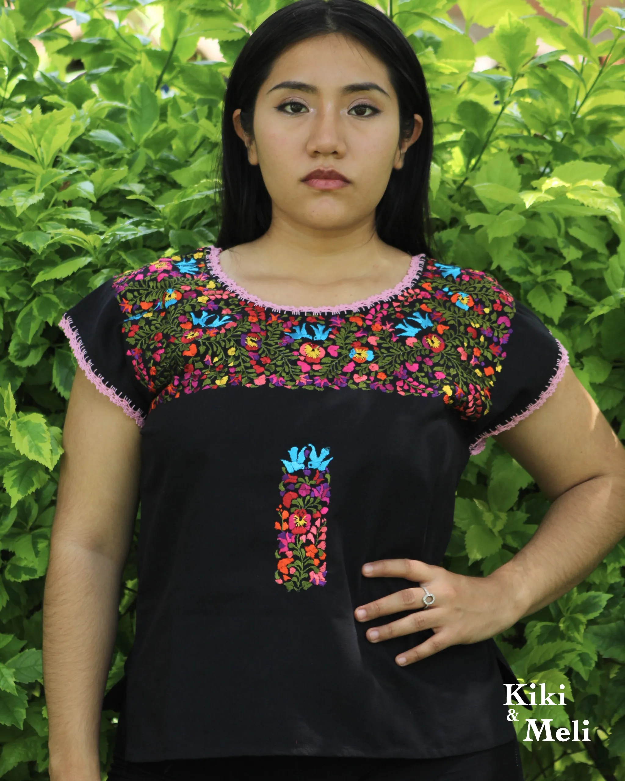 Blusa San Antonino manga corta, tela negra con bordado multicolor