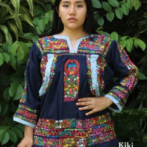 Blusa San Antonino manga larga, tela azul marino con bordado multicolor