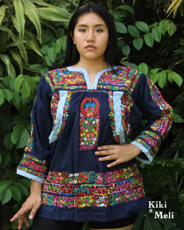 Blusa San Antonino manga larga, tela azul marino con bordado multicolor