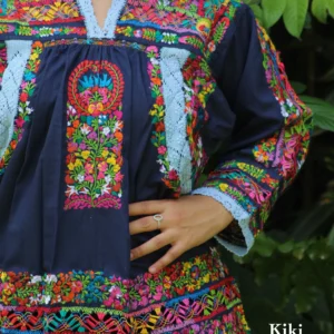 Blusa San Antonino manga larga, tela azul marino con bordado multicolor