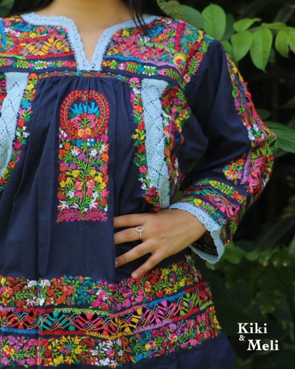 Blusa San Antonino manga larga, tela azul marino con bordado multicolor