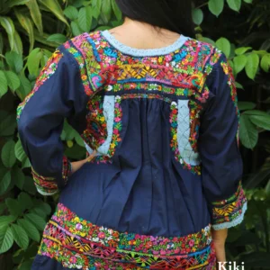 Blusa San Antonino manga larga, tela azul marino con bordado multicolor