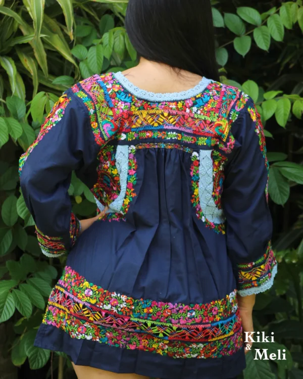 Blusa San Antonino manga larga, tela azul marino con bordado multicolor