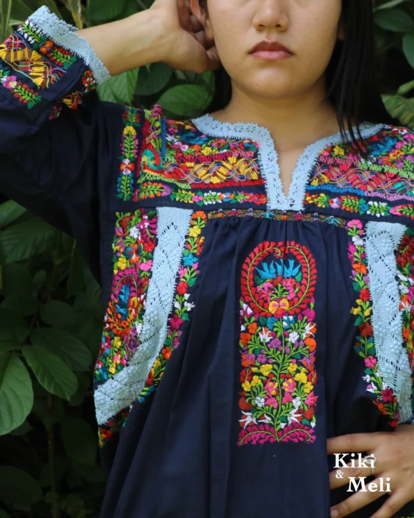 Blusa San Antonino manga larga, tela azul marino con bordado multicolor