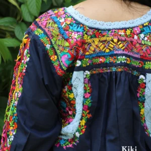 Blusa San Antonino manga larga, tela azul marino con bordado multicolor