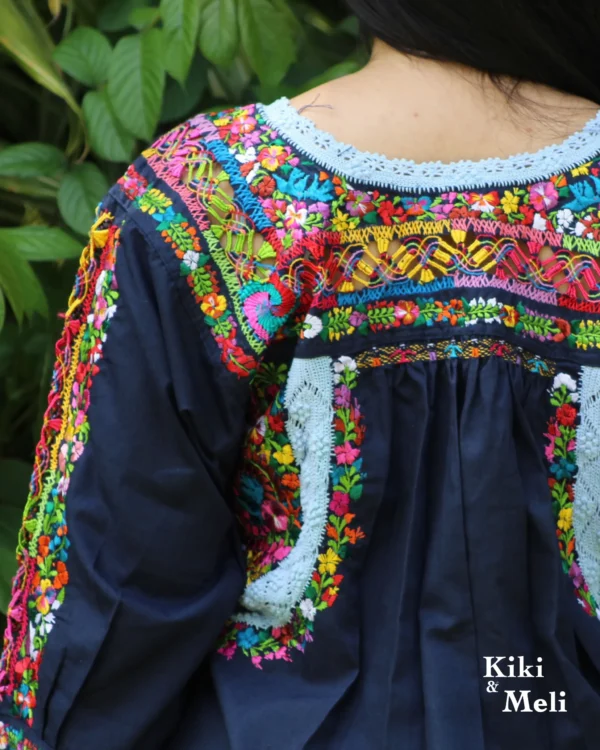 Blusa San Antonino manga larga, tela azul marino con bordado multicolor