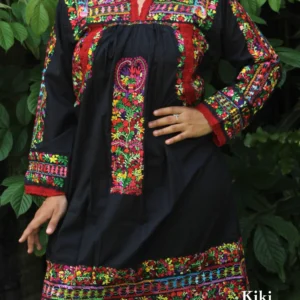 Vestido San Antonino obra de colección, negro con bordado multicolor