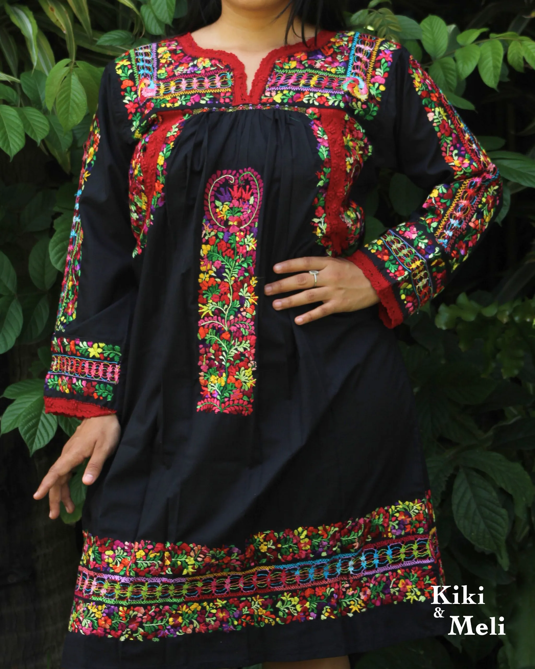 Vestido San Antonino obra de colección, negro con bordado multicolor