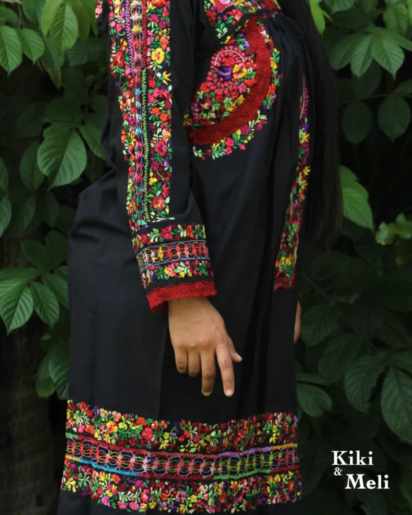 Vestido San Antonino obra de colección, negro con bordado multicolor