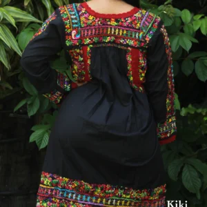 Vestido San Antonino obra de colección, negro con bordado multicolor