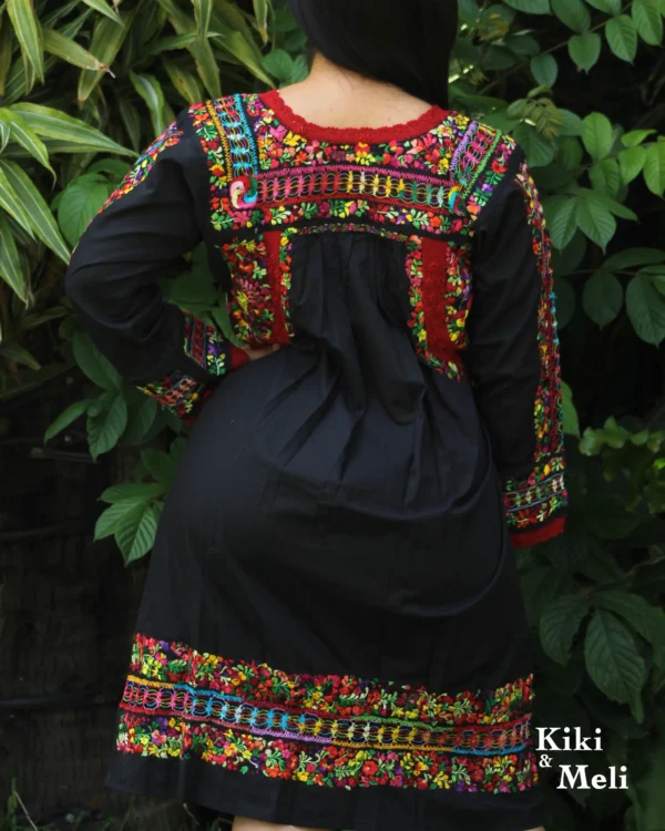 Vestido San Antonino obra de colección, negro con bordado multicolor