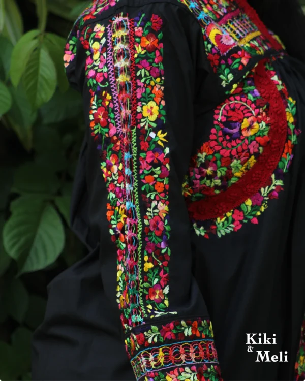 Vestido San Antonino obra de colección, negro con bordado multicolor