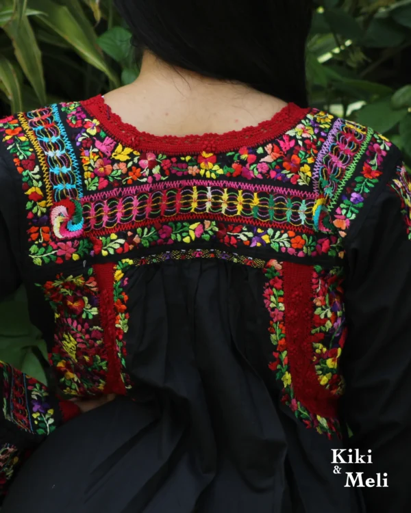 Vestido San Antonino obra de colección, negro con bordado multicolor