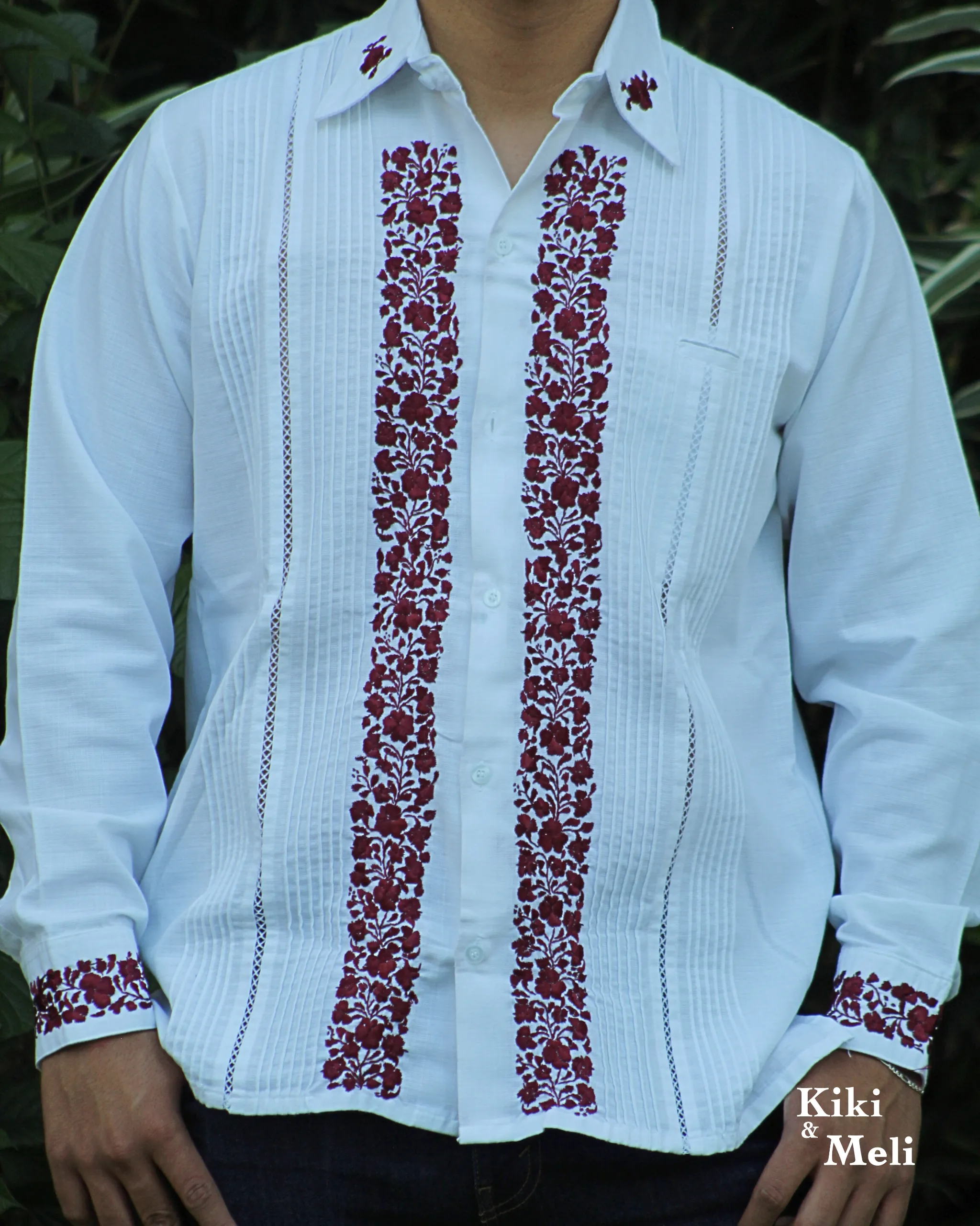 Guayabera San Antonino, lino blanco con bordado color vino