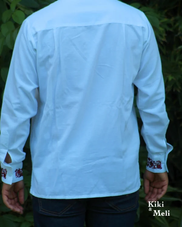 Guayabera San Antonino, lino blanco con bordado color vino