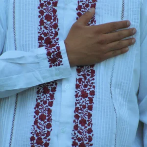 Guayabera San Antonino, lino blanco con bordado color vino