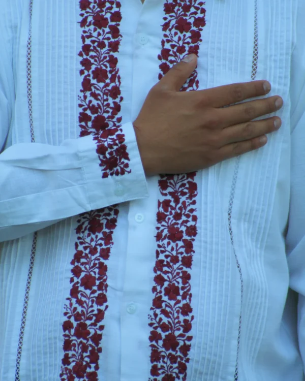 Guayabera San Antonino, lino blanco con bordado color vino