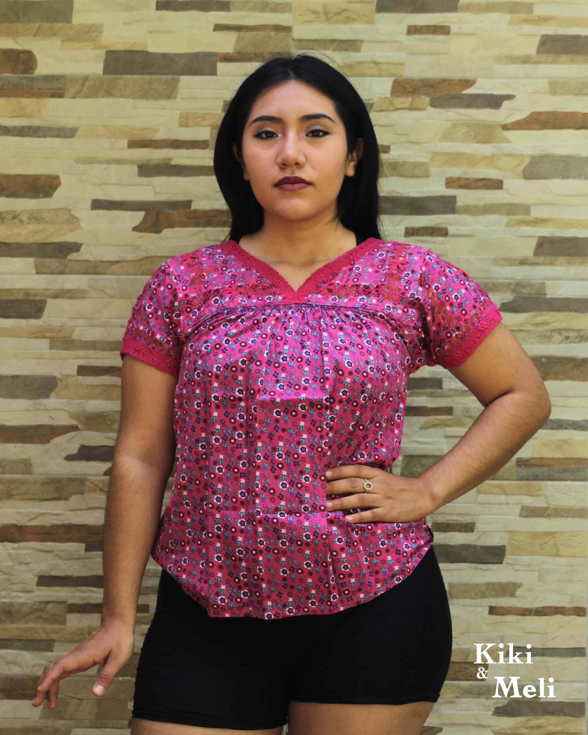 SC001-BLUSA-DESHILADA-ESTAMPADA (1) Blusa deshilada tela estampada color magenta estilo San Antonino