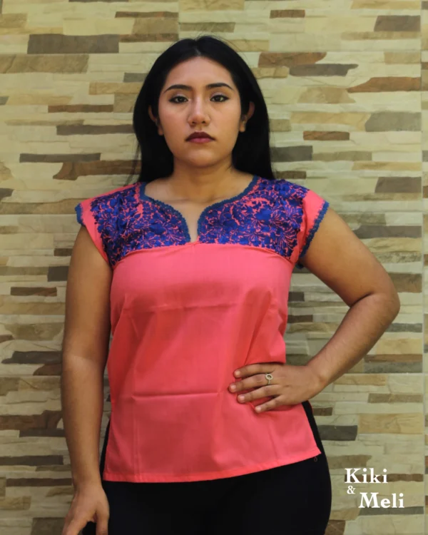 Blusa San Antonino Salmón con bordado azul