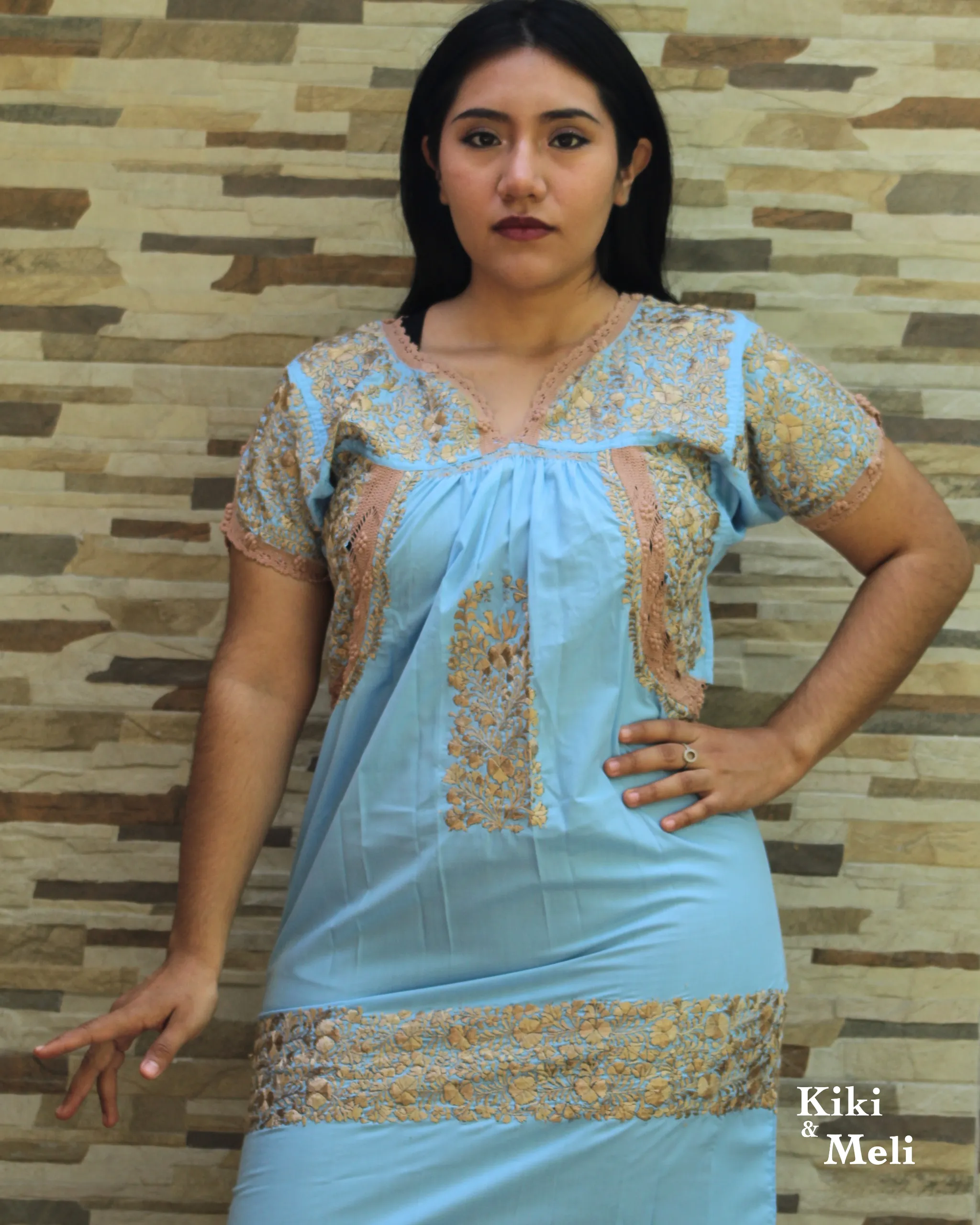 SC003-VESTIDO-BORDADO-SANANTONINO (1) Vestido San Antonino azul con bordado dorado