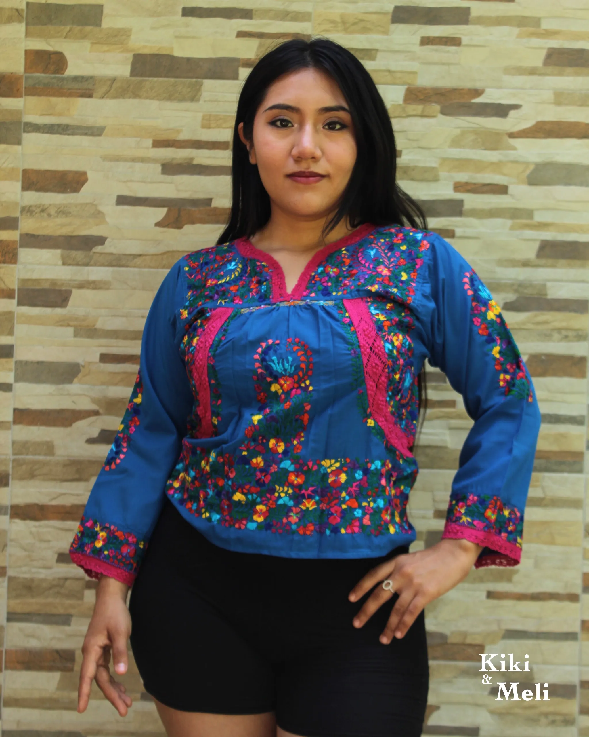 SC005-VESTIDO-BORDADO-SANANTONINO (1) Blusa San Antonino azul con bordado multicolor