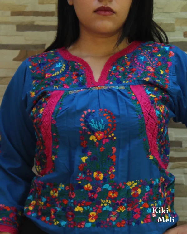 SC005-VESTIDO-BORDADO-SANANTONINO (3) Blusa San Antonino azul con bordado multicolor
